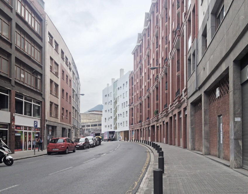 Ultimas modanzas en el edificio en cooperativa de Ametzola, Bilbao.